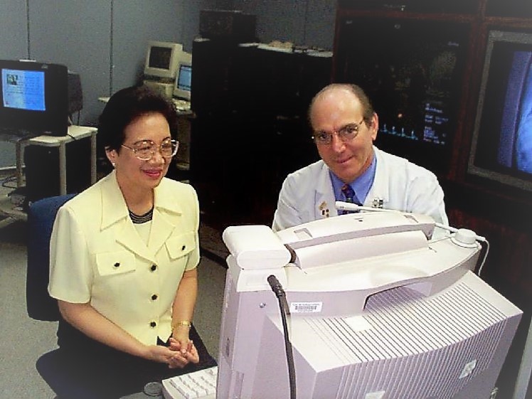 Dr. David explaining to Corazon C. Aquino, President of the Philippines, the benefits telemedicine would bring to her thousand islands nation (1989).